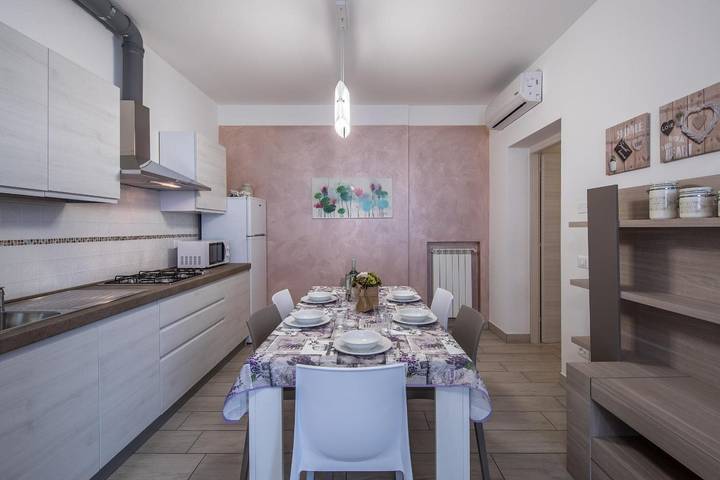 Appartamento intero, Appartamento Ortensia - Trilocale Economy con piscina condivisa, Wi-Fi e aria condizionata in Colombare, Sirmione