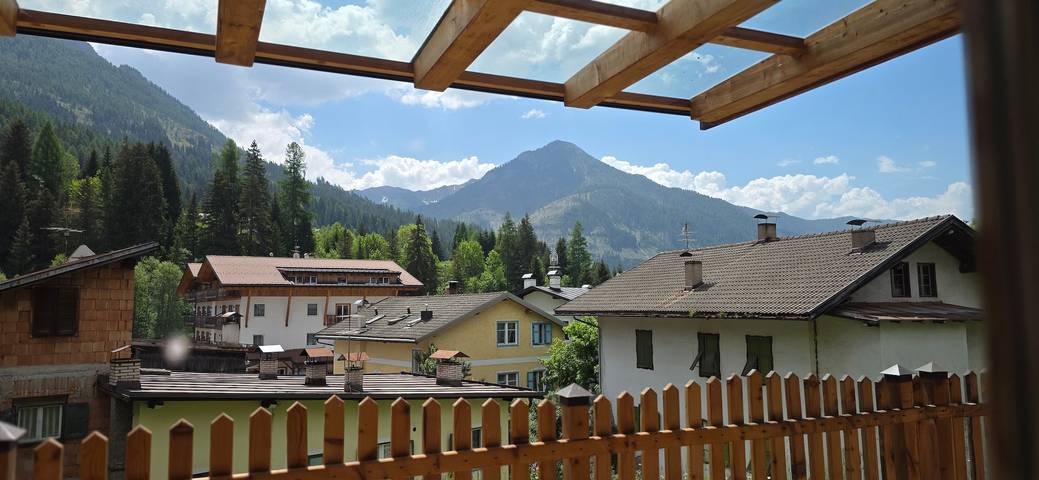 Ganze Wohnung, Ferienwohnung 'Appartamento Cima Dodici' mit Bergblick, Gemeinschaftsterrasse & WLAN in Soraga, Dolomiti Superski