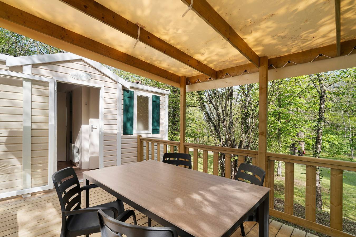 Mobile Home for 4 with Shared Pool, Wi-Fi, Air Conditioning – Périgord Noir in Saint-Martial-de-Nabirat, Périgord Noir