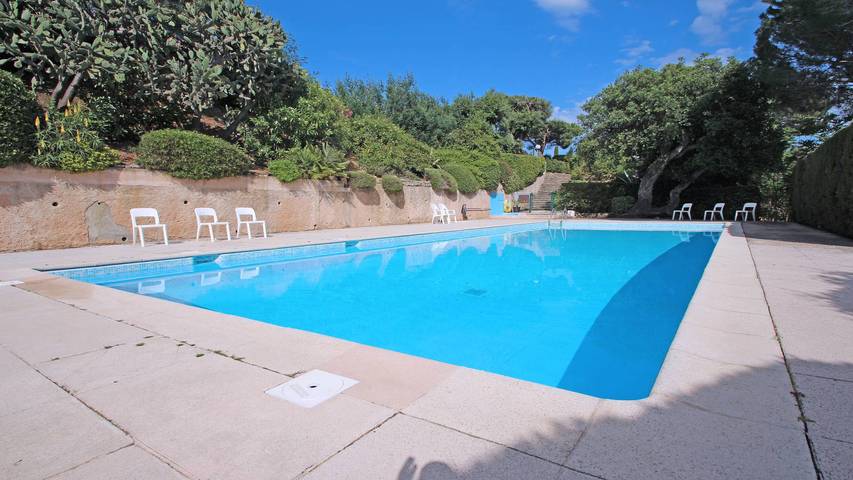 Location de vacances pour 6 personnes, avec piscine ainsi que jardin et terrasse dans Plage De La Croisette Sainte Maxime