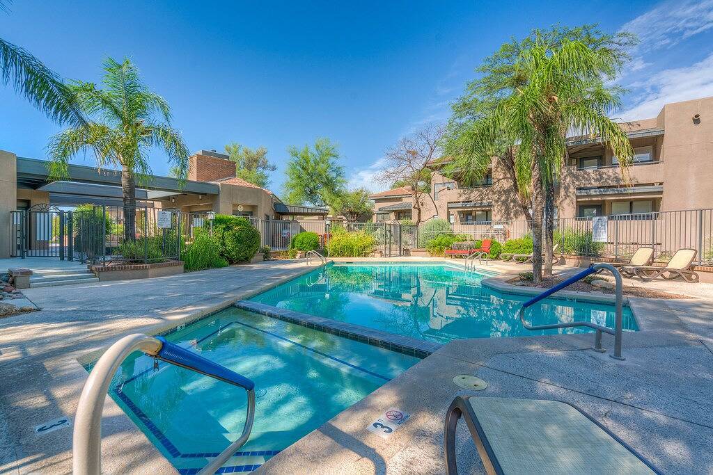 Ganze Wohnung, 2nd Floor Condo Breathtaking Mountain Views Steps from Pool in Catalina Foothills, Pima County