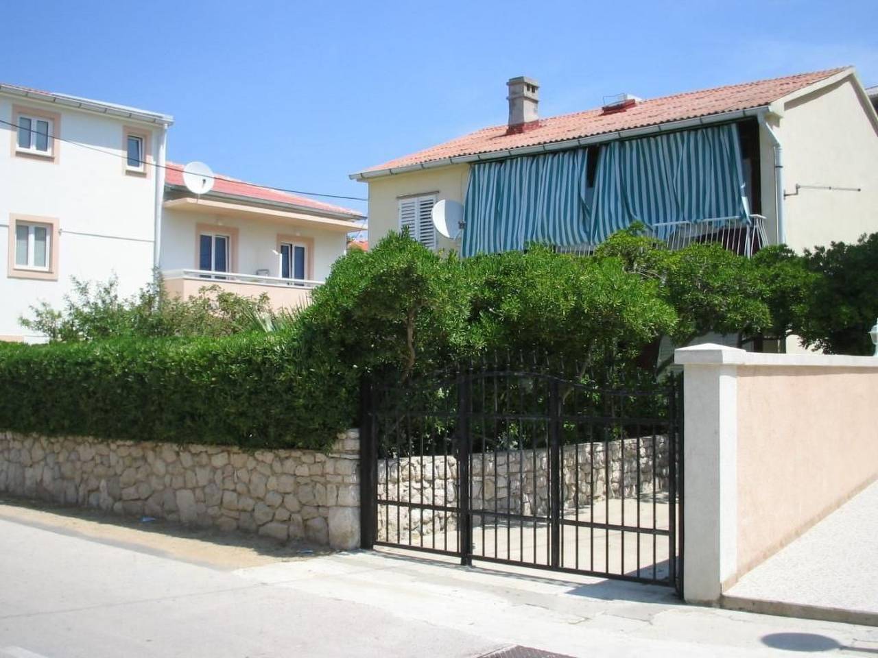 Ganze Wohnung, Große Ferienwohnung in Pag mit Privater Terrasse in Pag Stadt, Pag
