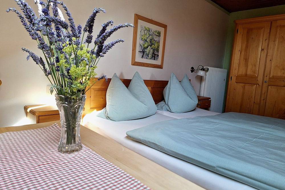 Ganze Wohnung, Heissbauer Fewo \"Karwendelblick\" mit Bergblick, 2 Schlafzimmern und 2 Bädern in Wackersberg, Bayerische Alpen