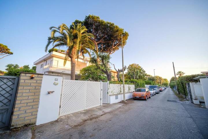 Location de vacances pour 8 personnes, avec jardin et jacuzzi à Fregene - 3