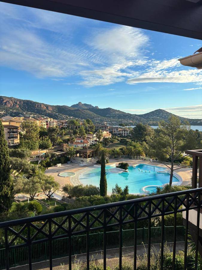 Gîte pour 4 personnes, avec piscine ainsi que terrasse et vue, animaux acceptés dans Golf De Cap Esterel