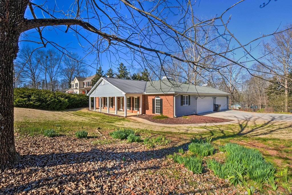 Remodeled Family Home ~ 2 Mi to Lake Lanier! in Lake Lanier