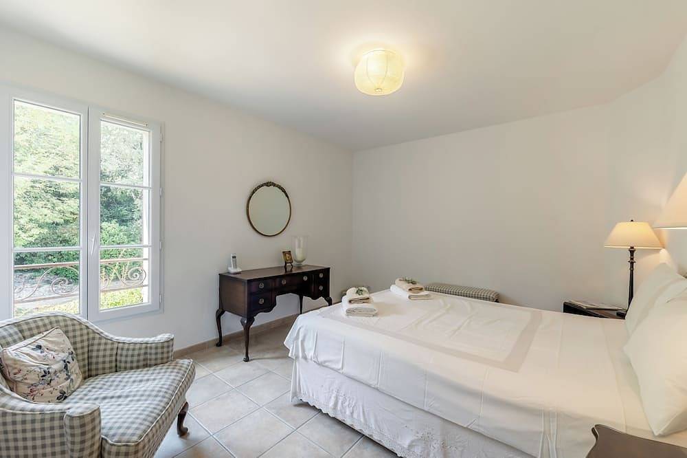 Secluded villa with breathtaking views in stunning village in Venasque, Parc naturel régional du Mont-Ventoux