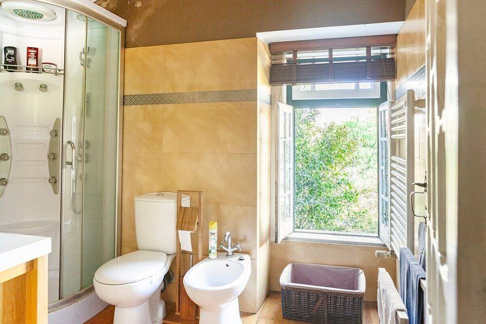 B&B Red Room Modern Style in Torres Vedras, Lisbon District
