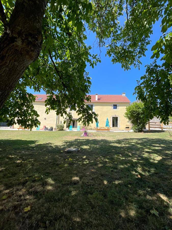 Gîte pour 10 personnes, avec Terrasse ainsi que Jardin et Vue dans Savoisy