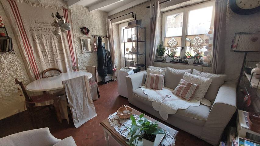 Gîte pour 4 personnes, avec terrasse, animaux acceptés dans le Cantal - 2