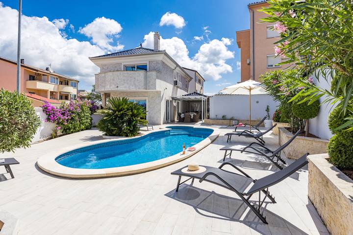 Villa für 8 Personen, mit Pool und Balkon in Pula