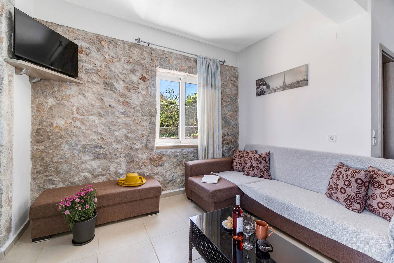 Entire apartment, Holiday Apartment 'Deluxe Double Room 7' with Sea View, Shared Pool & Wi-Fi in Greece
