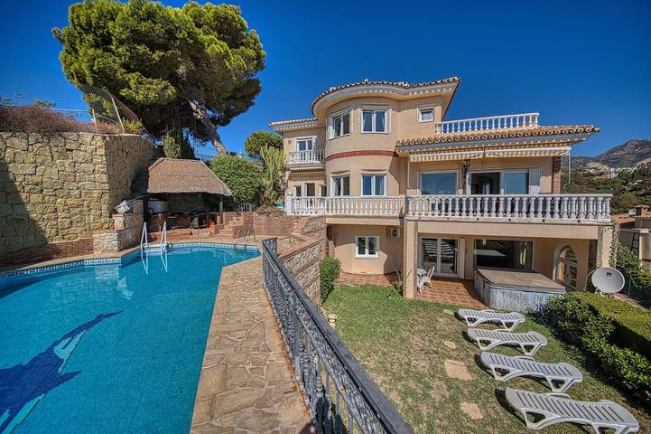 Villa for 16 people, with garden, with pets in Benalmádena
