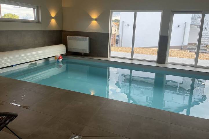 Ferienwohnung für 8 Personen, mit Whirlpool und Sauna sowie Pool und Balkon in Mettlach