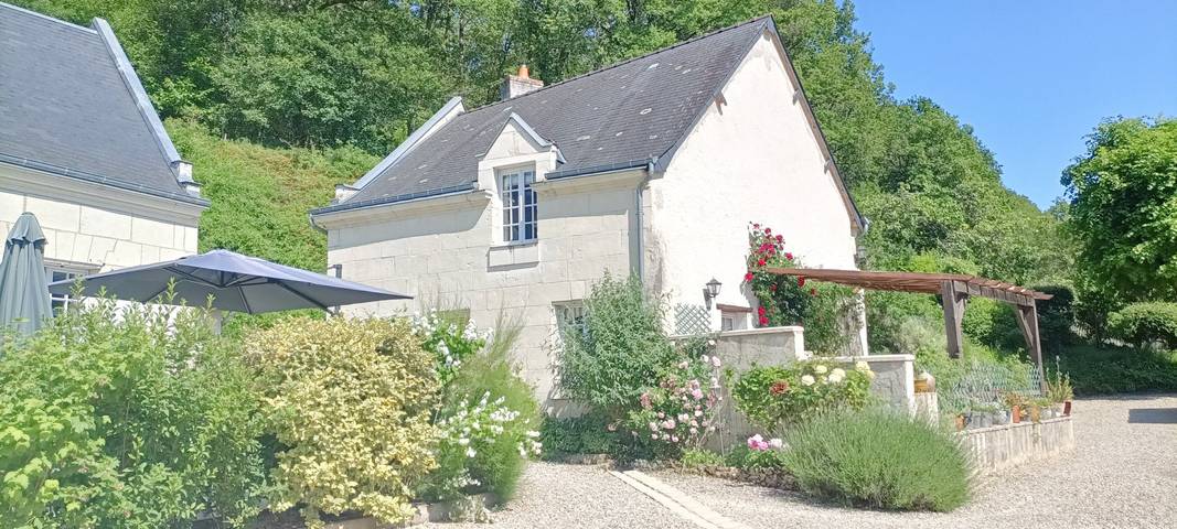 Gîte pour 4 personnes, avec terrasse ainsi que piscine et jardin