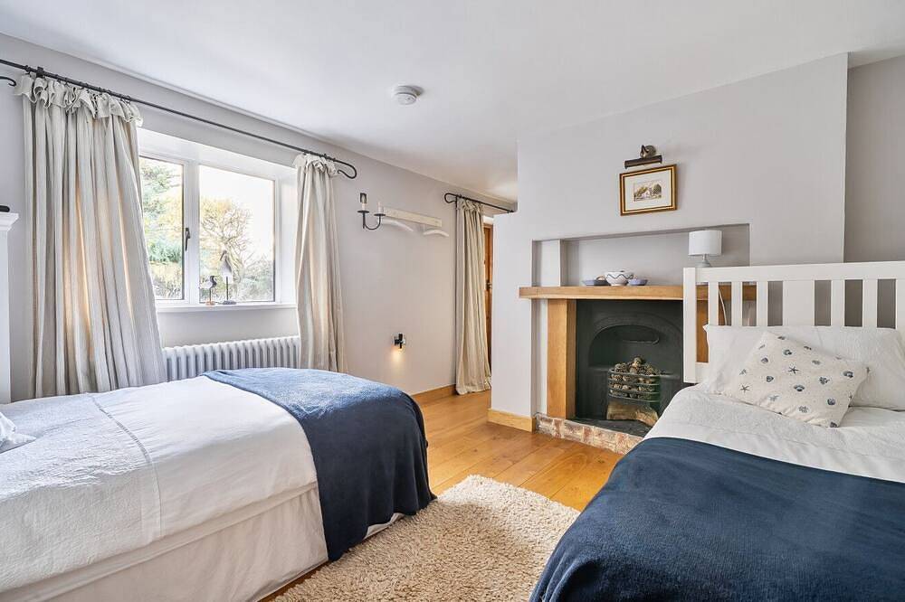 West Wittering Family Beach Escape – Sleeps 8, Garden & Dog Friendly in West Wittering Beach, West Wittering