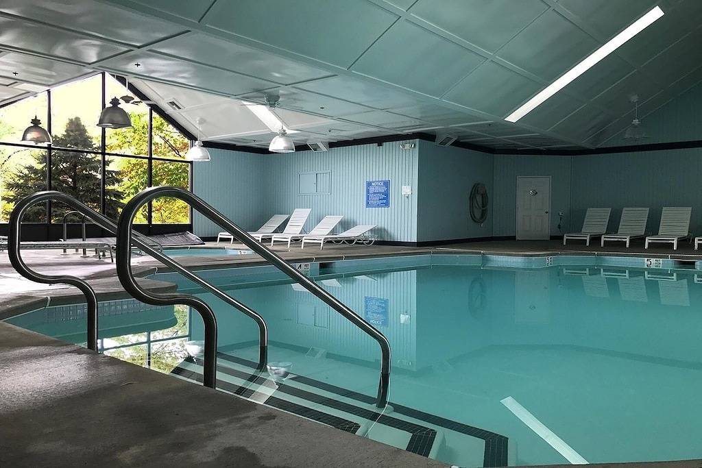 Mountain Cabin, Firepit + Fireplace, Free pool, gym, ski, water sports + more in Saw Creek, Pike County