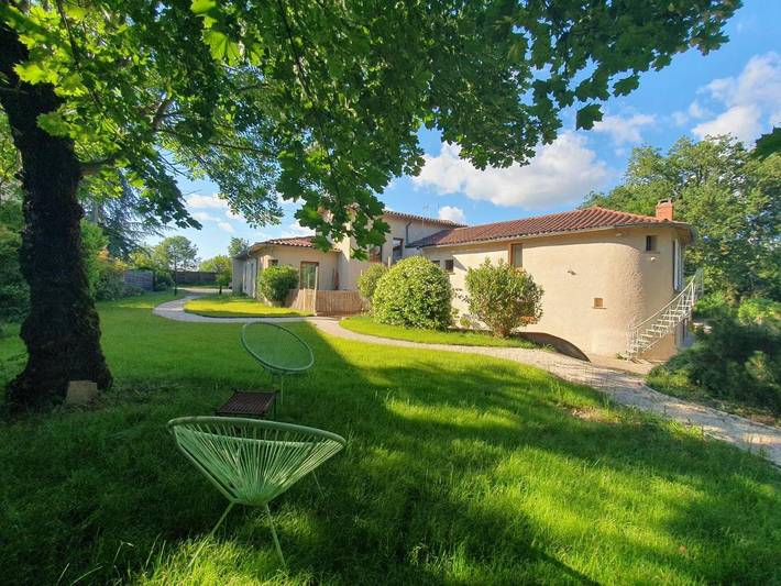 Location de vacances pour 2 personnes, avec Terrasse et Jardin ainsi que Piscine et Vue à Labastide-de-Lévis