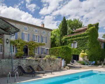 Location de vacances pour 3 personnes, avec vue ainsi que piscine et jardin à Le Verdier