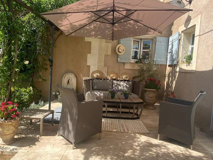 Location de vacances pour 2 personnes, avec terrasse et vue ainsi que piscine et jardin à Paradou - 4