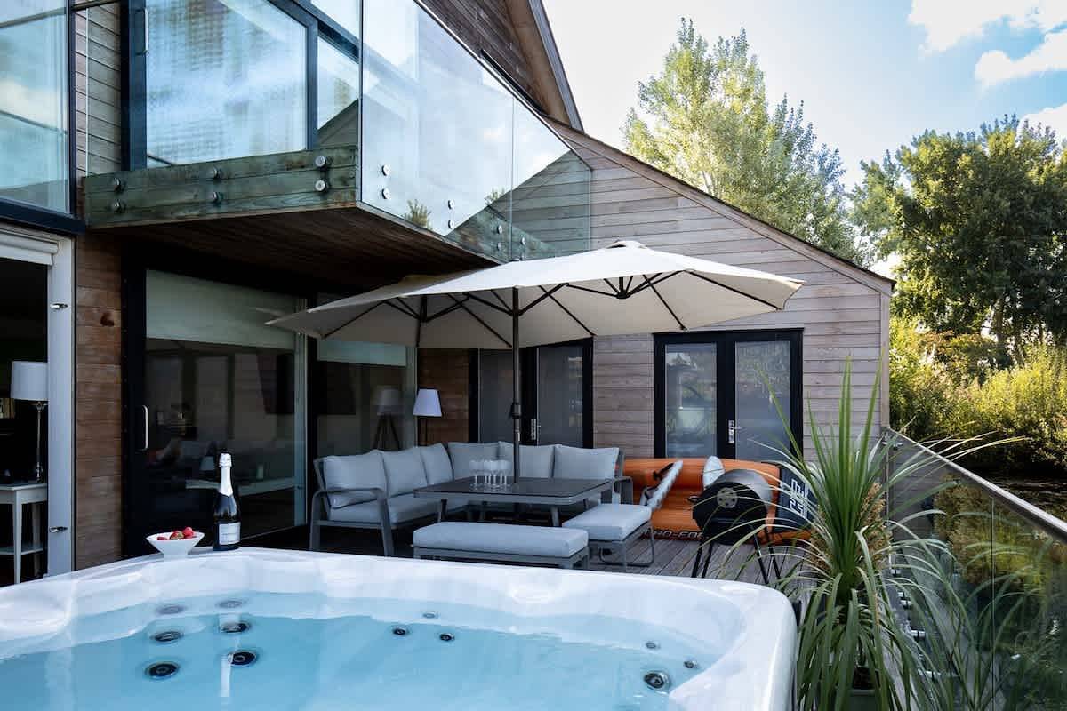 Lake House in Wiltshire