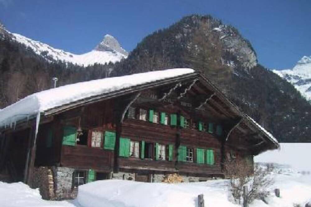 Historic chalet from 1714 in Plans-sur-Bex, Gryon-Villars-Les Diablerets in Les Plans-sur-Bex, Bex