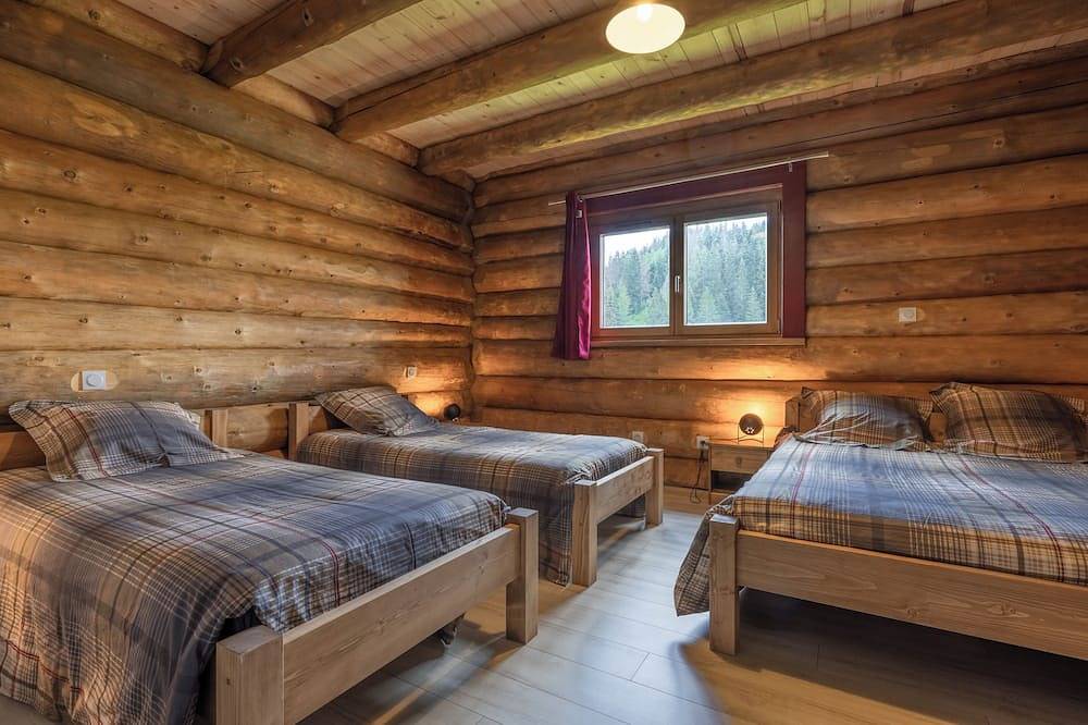 Log cabin with 25 m2 terrace and unobstructed view in La Pesse, Regionaler Naturpark Hochjura