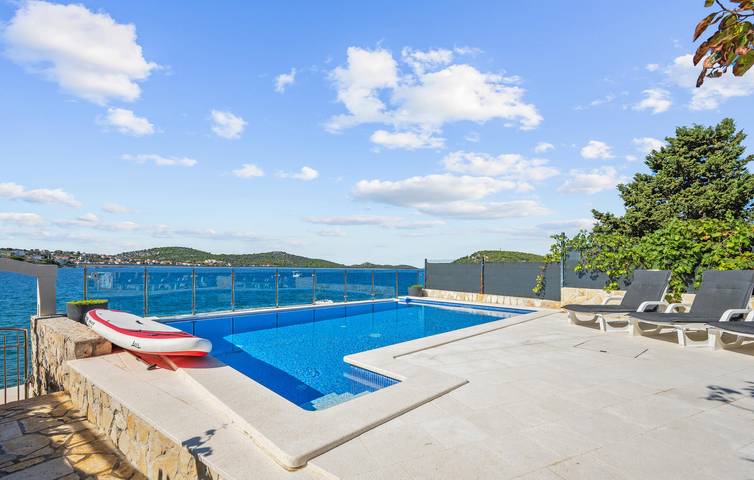 Gemütliche 2-Zimmer-Wohnung mit Pool, Terrasse und Zugang zum Strand in Razanj, Šibenik-Knin