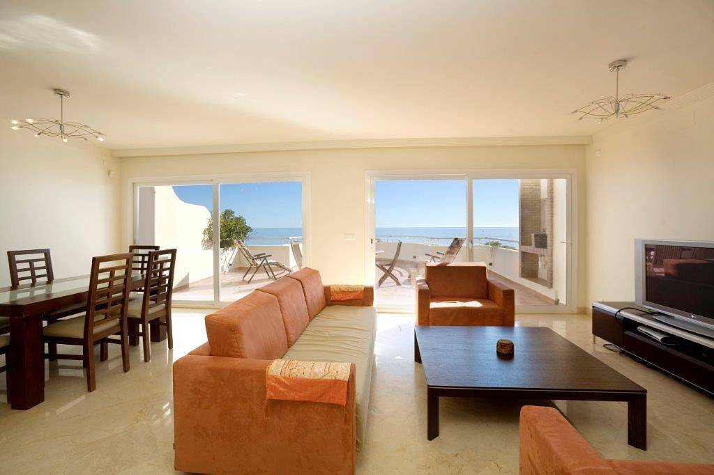 Entire vacation apartment, Immaculate 3-Bed Penthouse- Stunning Views in Casares del Mar, Estepona
