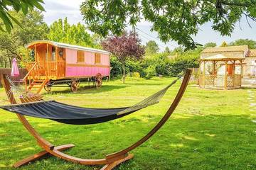 Gîte pour 2 personnes, avec piscine et jardin à Bussac-Forêt