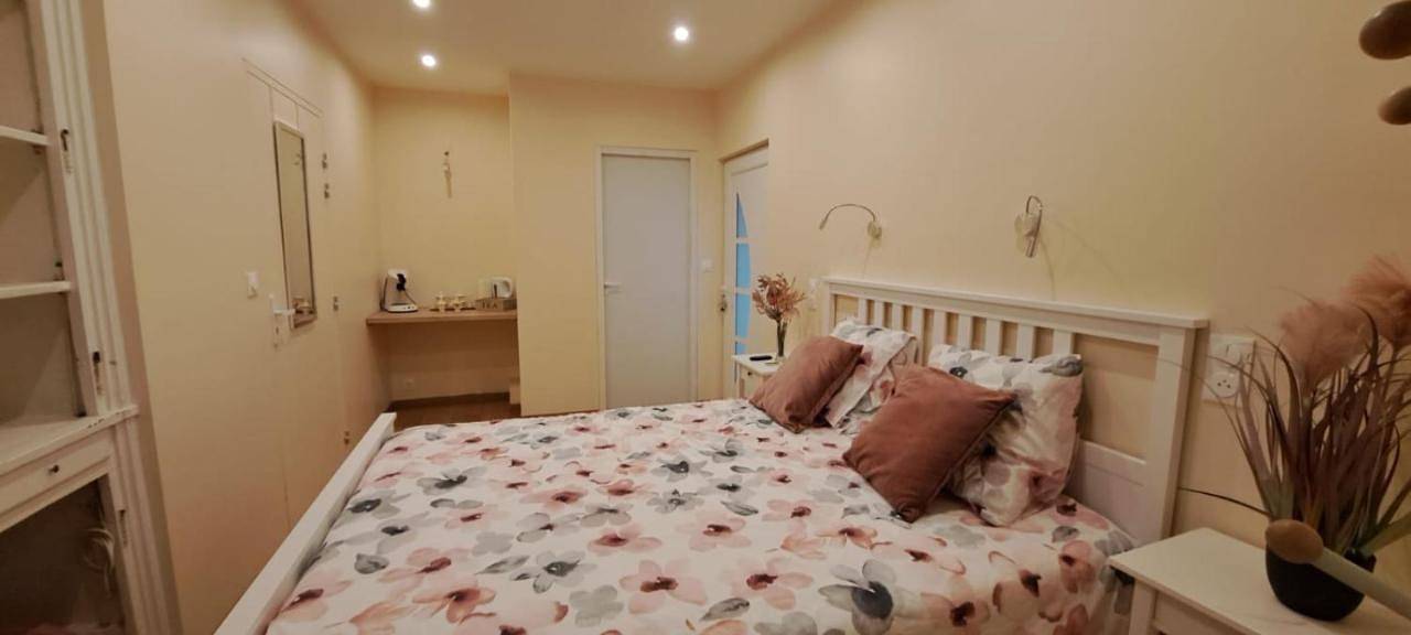 Double Room with Private External Bathroom in Amplepuis, Région de Villefranche-sur-Saône
