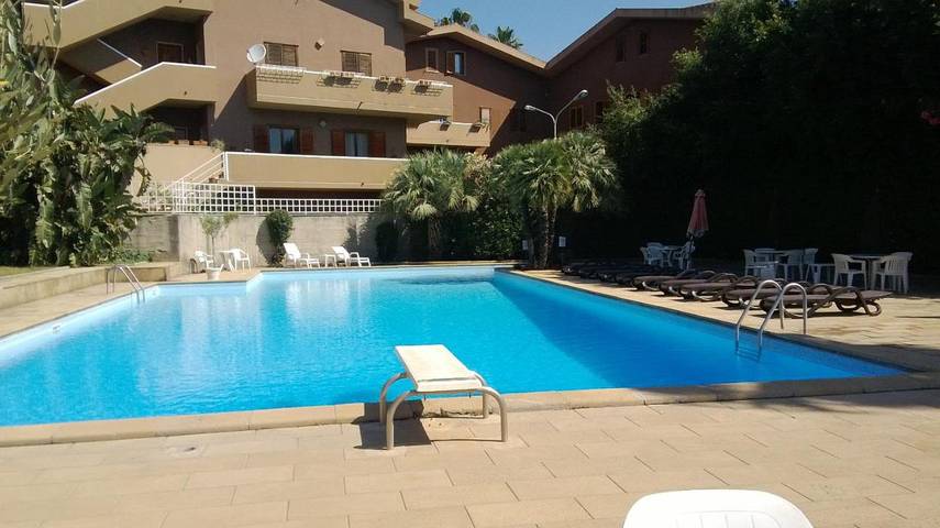 Casa vacanza per 3 persone, con terrazza e piscina nonché panorama e piscina per bambini a Sant'Agata Li Battiati