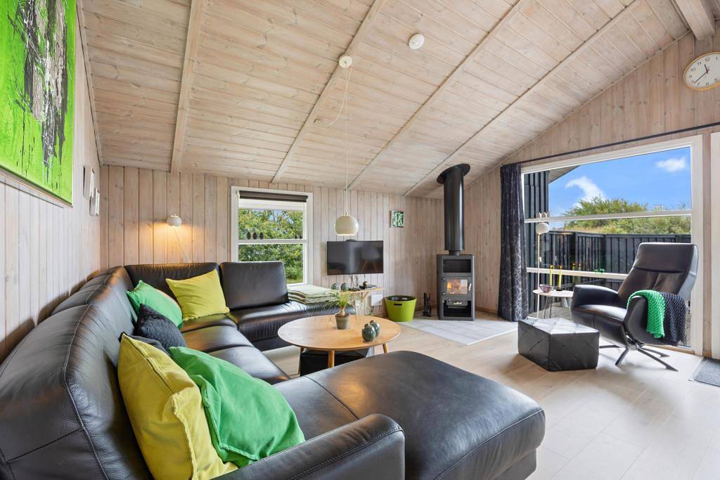 Well-maintained holiday home with sauna and enclosed terrace in Bjerregård, Holmsland Klit