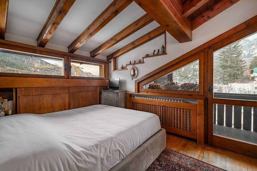 Entire apartment, Guesthost - Charming 45 sqm apartment, with fine wooden finishes and mountain view, ideal for two guests, located on the 4th floor of a characteristic building. The property is located in the heart of Cortina, along the famous Corso Italia, a 7-minute wa in Cortina d'Ampezzo, Dolomiti Superski