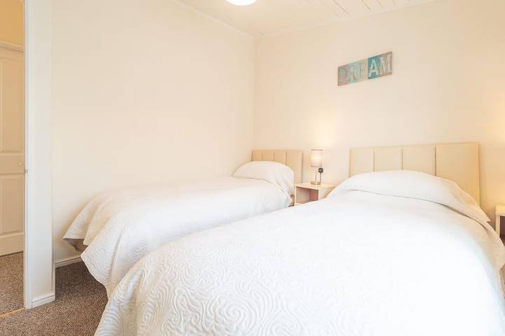 Kingfisher lodge with wonderful river views just 1 mile from Stratford upon Avon in Stratford upon Avon, Warwickshire