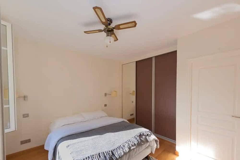 Entire apartment, Stunning Beaulieu Retreat: Chic & Air-Conditioned with Breathtaking Views in Beaulieu-sur-Mer, Mediterranean Coast (France)