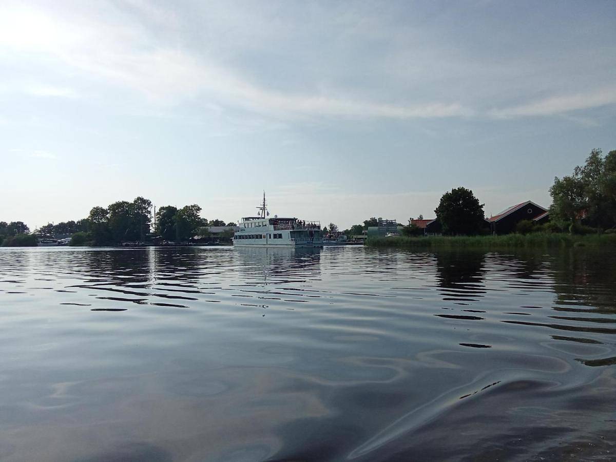 Stacaravan aan het water in Eernewoude, Nationaal Park De Alde Feanen