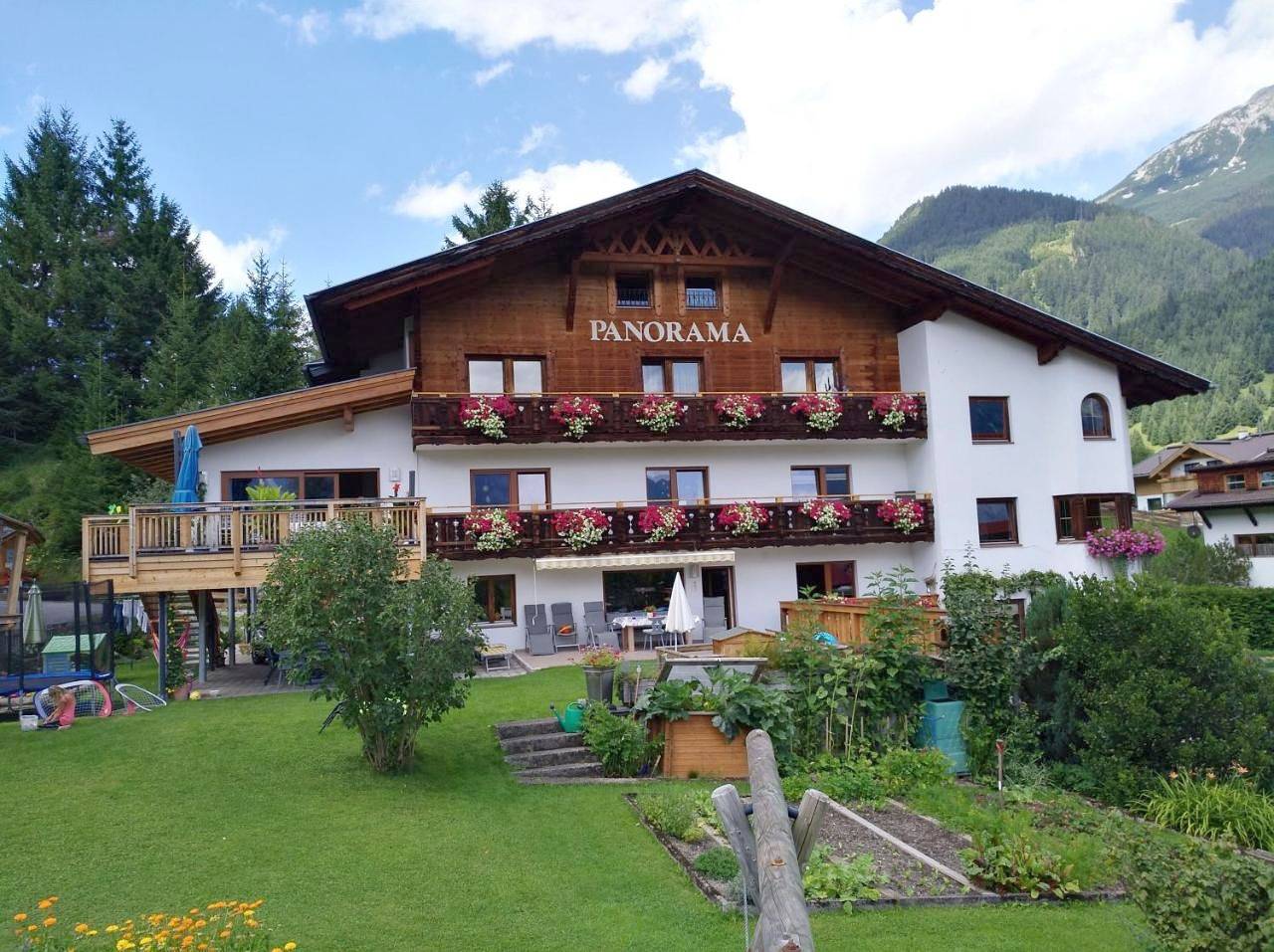 Geheel appartement, One-Bedroom Apartment with Balcony in Lechtal Alps, Lermoos