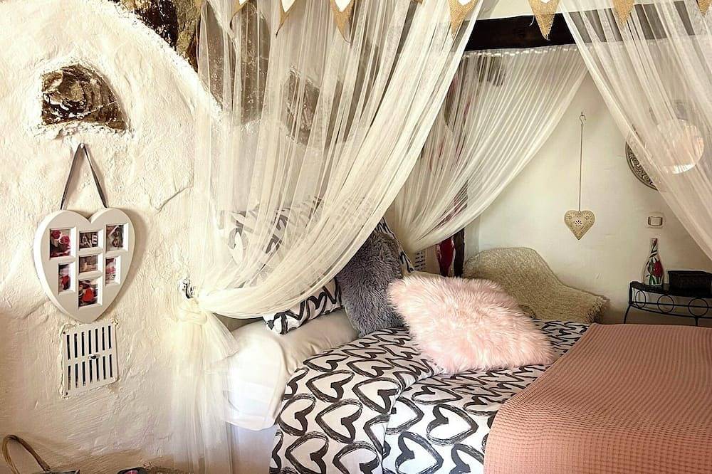 Romantic self-catering Cave House with spa bath, log fire in Castilléjar, Geoparque de Granada