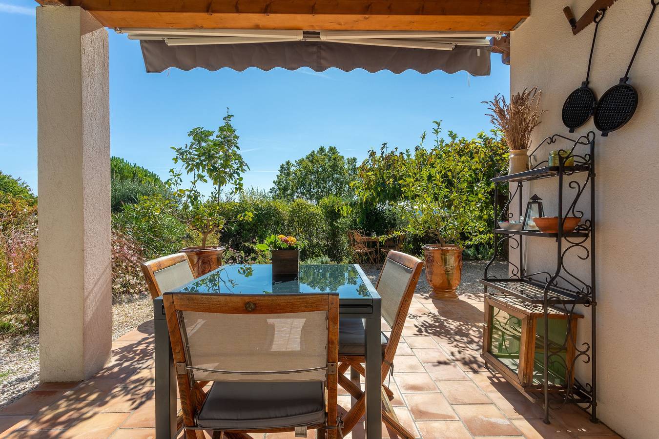Apartamento entero, Apartamento 'Les Tarentes' con vistas a la montaña, piscina compartida y Wi-Fi in Cotignac, Región Brignoles