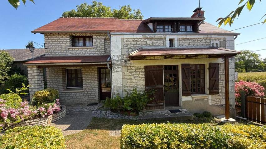 Location de vacances pour 8 personnes, avec terrasse à Thurageau
