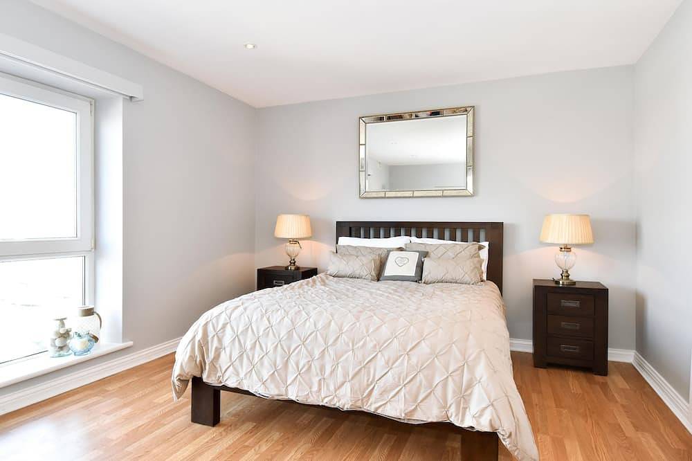Entire apartment, Galway district harbor views in Eyre Square, Galway