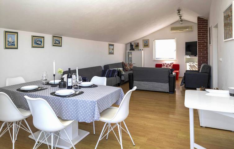 Entire holiday apartment, Charming Sea-View Apartment with Terrace & Parking, 2.5km to Beach in Supetar, Brac