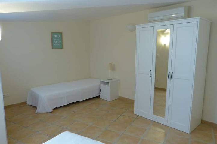 Location de vacances pour 3 personnes, avec terrasse ainsi que piscine et jardin à Laudun-l'Ardoise - 4