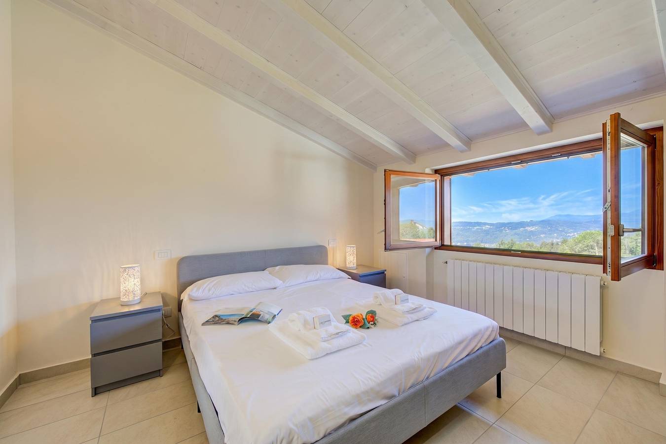 Cottage del Lago: Lake Maggiore Villa with Shared Pool in Ceresolo, Laveno-Mombello