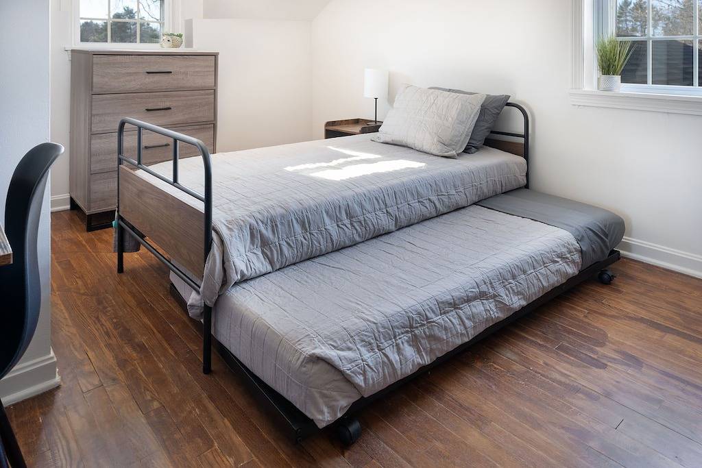 Lake Cottage Year Round Swim Spa Serene Escape Between Pittsburgh and Cleveland in Mahoning County