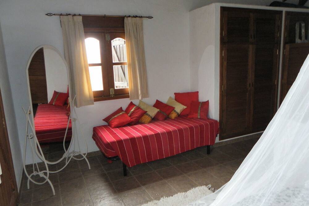Charming large 4 bedroom villa with a private heated pool, Fibre Wifi plus more. in Lajares, La Oliva