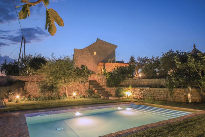 Location de vacances pour 4 personnes, avec jacuzzi ainsi que terrasse et jardin, animaux acceptés à Castellana Grotte