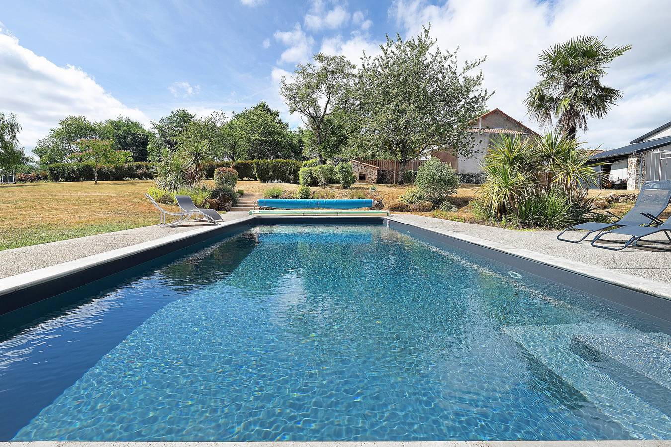 Piccola casa "La Grande Rivière" con piscina, Wi-Fi e aria condizionata in Tillières, Cholet e dintorni