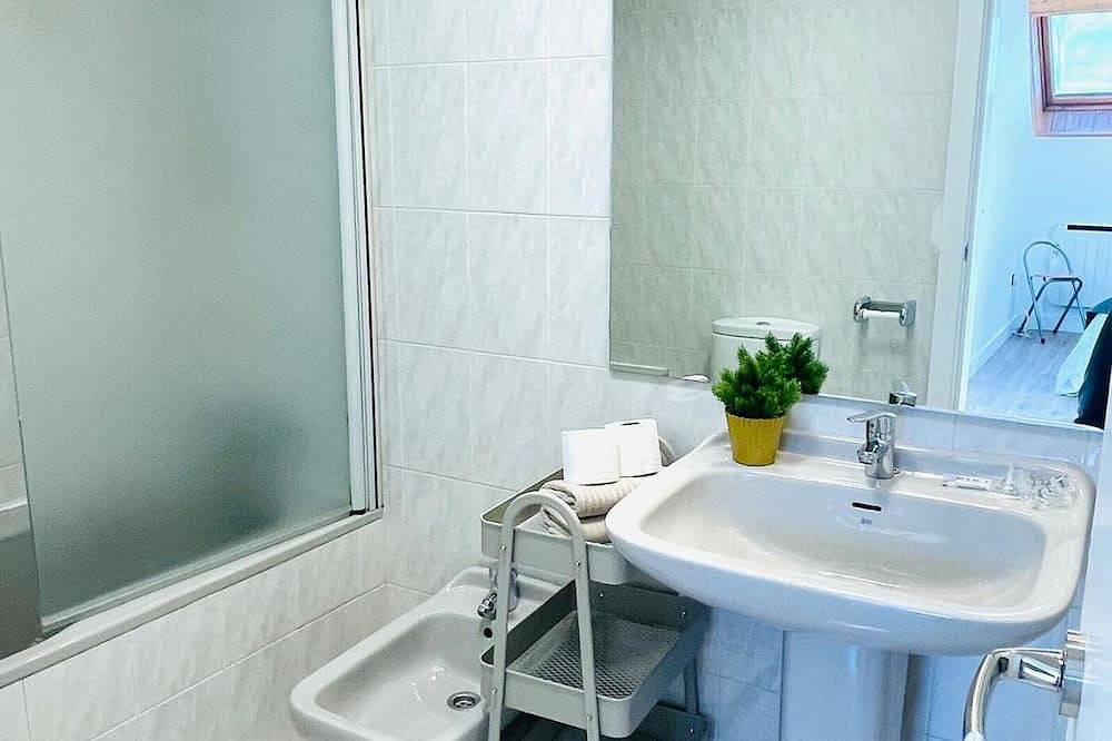 Entire apartment, Cozy 1-Br Apt with Pool, Near Downtown, Parking Included, Sleeps 4 in Jaca, Spanish Pyrenees